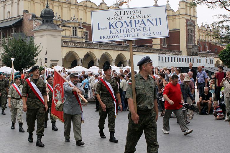 ...gdzie odbyła się kolejna "lekcja śpiewania" czyli wspólne wykonanie patriotycznych pieśni przez krakowian i uczestn