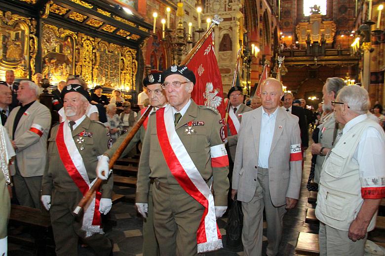 ...a przy nich ostatni polscy żołnierze z lat 1939-1945, którzy walczyli najdłużej i nigdy nie przeżyli prawdziwej radości zwyci