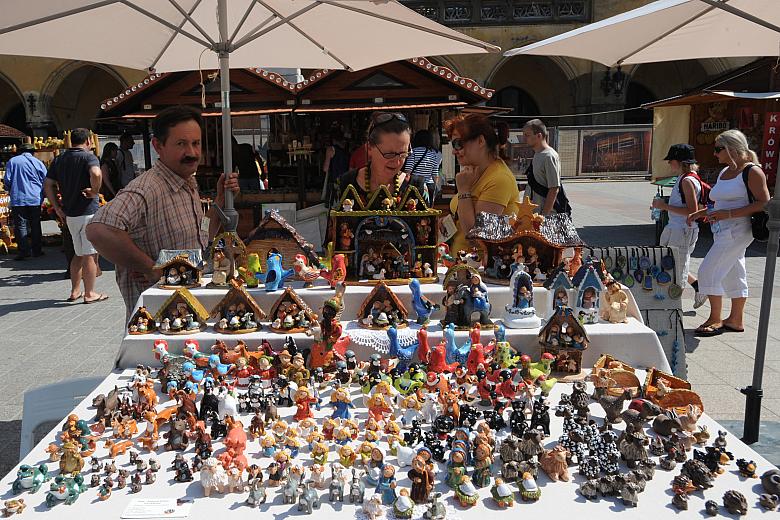 ...ani miniaturowych ceramicznych, barwnych arcydziełek.