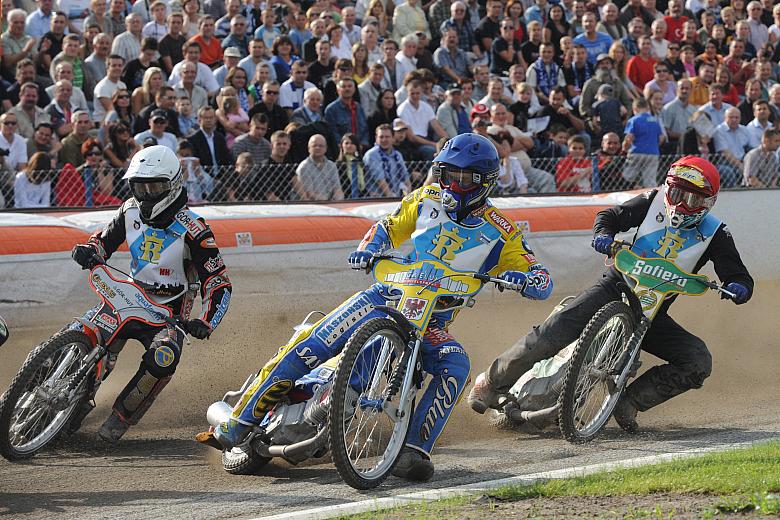 Kibice żużla wypełnili szczelnie nie tylko główną trybunę, ale także resztę stadionu. 