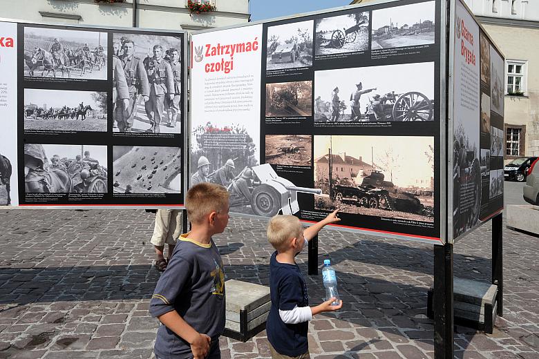 Wystawa prezentuje autentyczne zdjęcia z kampanii wrześniowej. Jest na nich polska broń przeciwpancerna, z której zniszczono spo