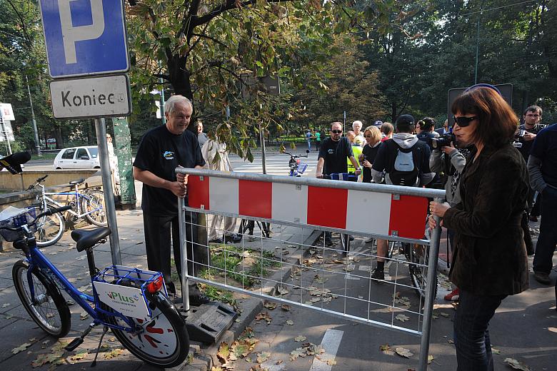 ...gdzie odbyło się otwarcie nowej trasy rowerowej.
Barierę zagradzającą przejazd odsunęli razem Wiesław Starowicz, Zastępca Pr