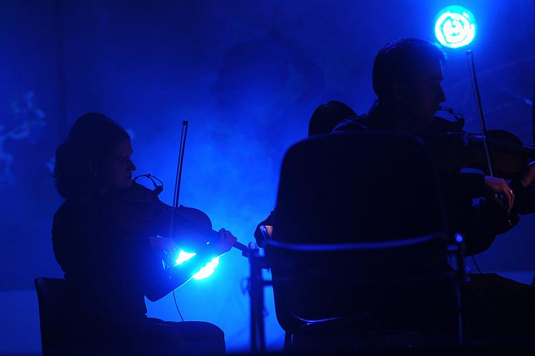 ... z silnymi wpływami bałkańskimi, by z czasem wzbogacić ją o brzmienia Orientu i Indii, elementy jazzu i world music...