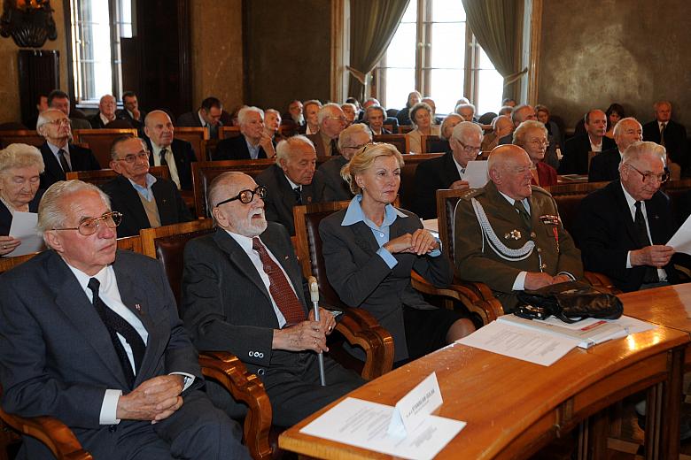 Wystąpień wysłuchali zgromadzeni w sali Obrad przedstawieciele środowisk kombatanckich oraz reprezentanci organizacji społecznyc