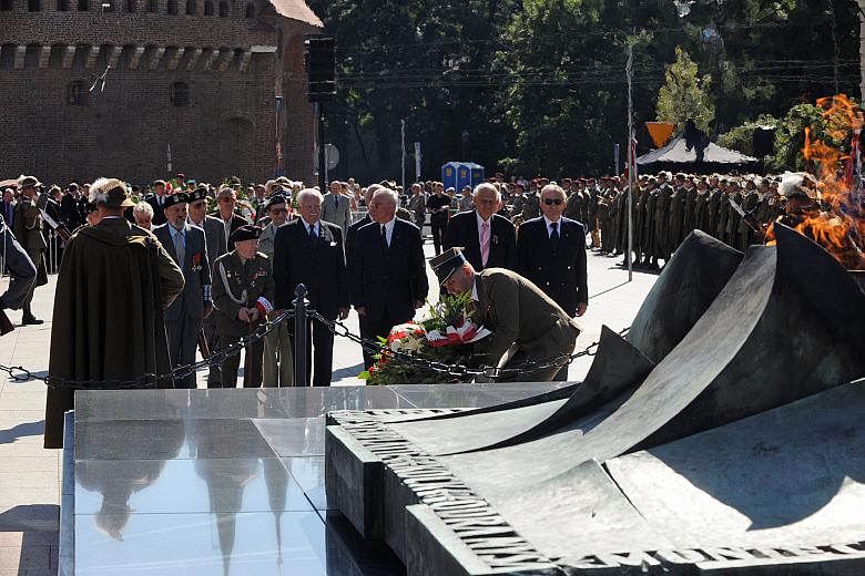 Złożono wieńce i wiązanki kwiatów. Ostatni Prezydent Rzeczypospolitej na Uchodźstwie Ryszard Kaczorowski złożył wieniec w asyści