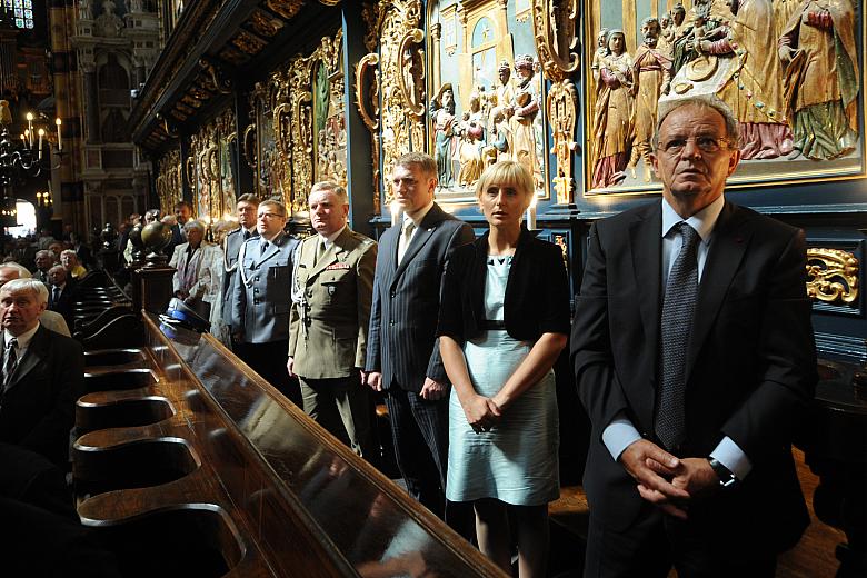 ...oraz parlamentarzyści i przedstawiciele Wojska Polskiego i policji.