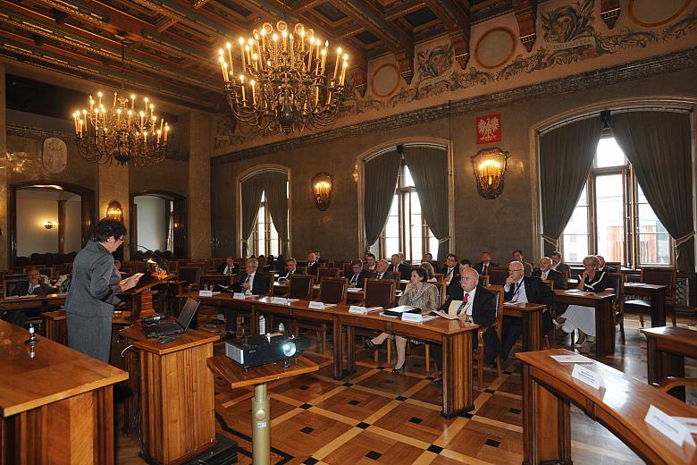 Obrady toczyły się w sali Obrad Rady Miasta Krakowa im. Stanisława Wyspiańskiego - który był nie tylko wielkim artystą, lecz tak