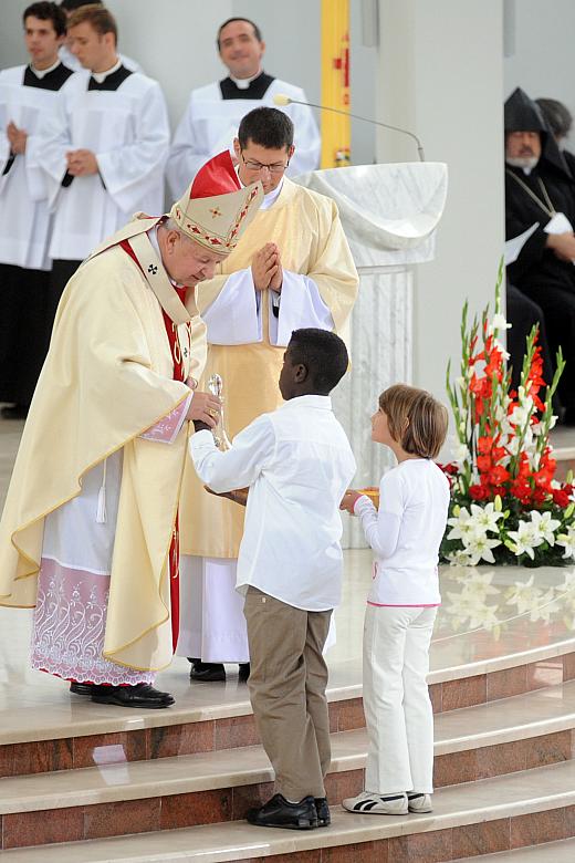 Dwójka dzieci z dwóch kontynentów przyniosła dary ołtarza.