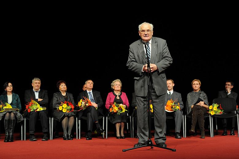 Przewodniczący jury Konkursu im. Jana Długosza prof. Władysław Stróżewski uroczyście ogłosił decyzję o przyznaniu nagrody...