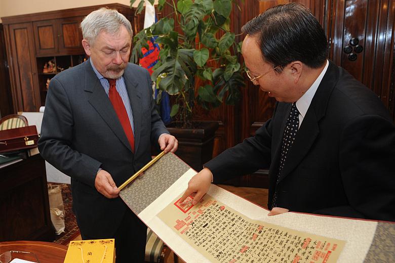 To pismo, a nie podzielony na mnogość dialektów język, jednoczy i scala chińską kulturę.