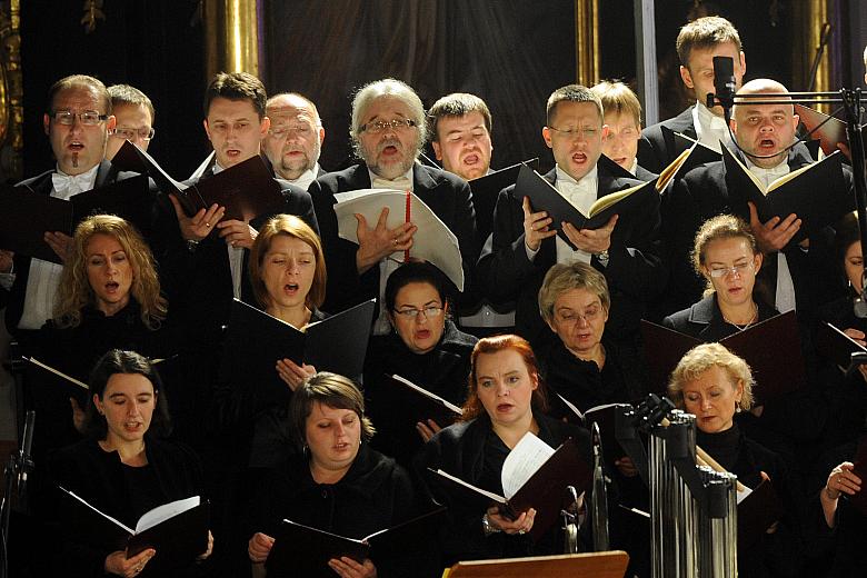 W zachwyt i uniesienie wprowadzili słuchaczy artyści Chóru Filharmonii im. K. Szymanowskiego w Krakowie, Chóru Polskiego Radia w