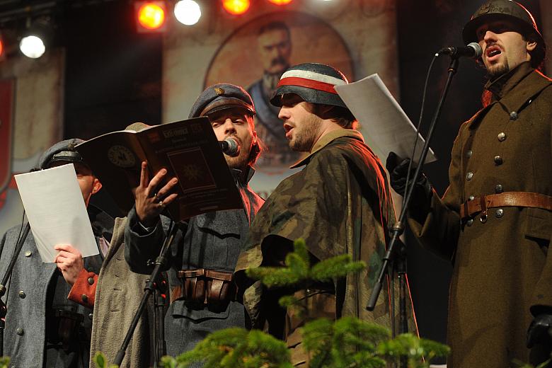 ...w mundurach z frontów walk o niepodległość Polski...