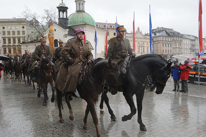 Pochodowi towarzyszyły formacje kawaleryjskie...