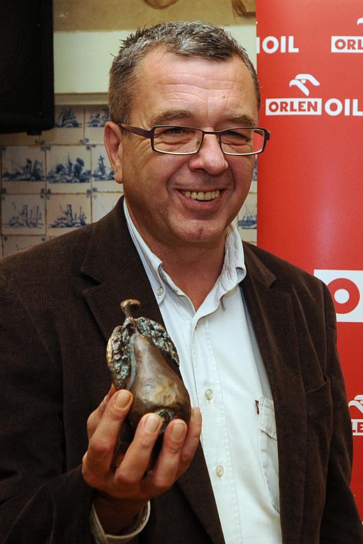 ...na aktualne problemy polityczne, społeczne, gospodarcze, kulturalne ujmowane w formie warsztatowo nienagannej".