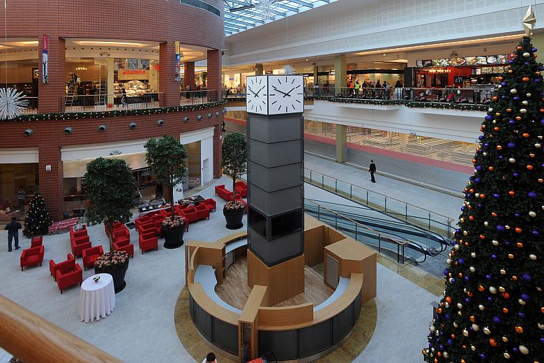 Wśród nowoczesnych form architektonicznych i akcentów zbliżających się świąt...