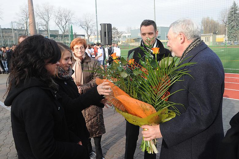 Podziękowania i kwiaty od uczniów, rodziców i grona pedagogicznego.