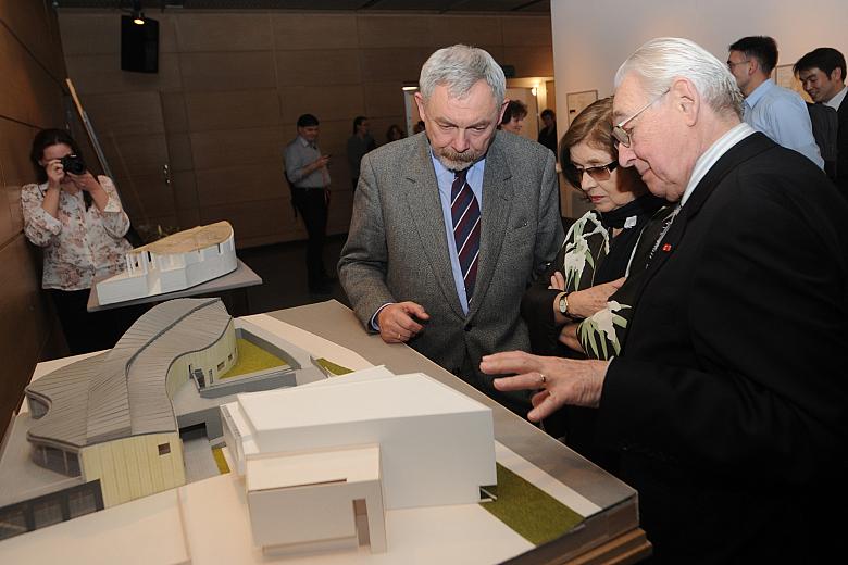 Krystyna Zachwatowicz i Andrzej Wajda prezentują Prezydentowi Jackowi Majchrowskiemu makietę...