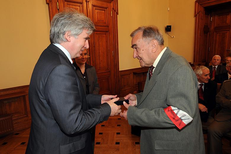 Kazimierz Bujakowski, Zastępca Prezydenta Miasta Krakowa wręczał działaczom Związku Odznaki "Honoris gratia", które ot