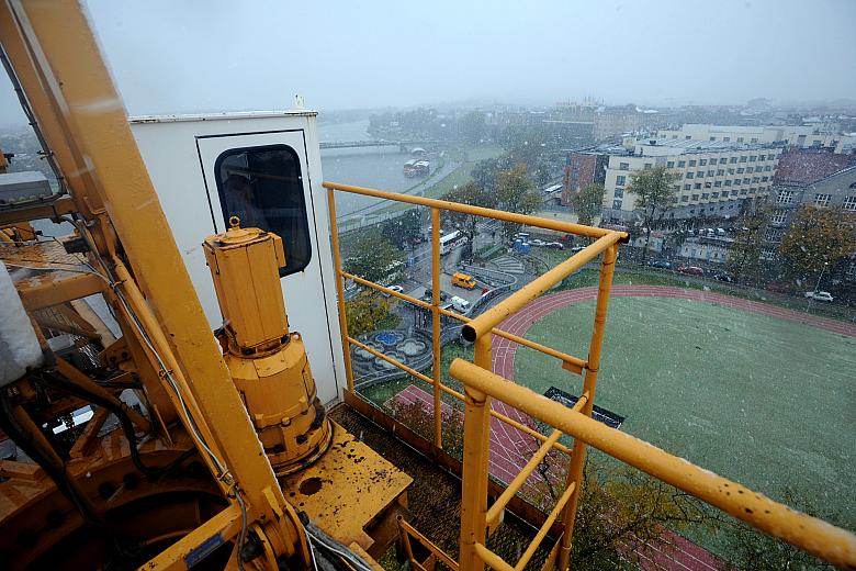 ...oraz spoglądania z góry na plac budowy...