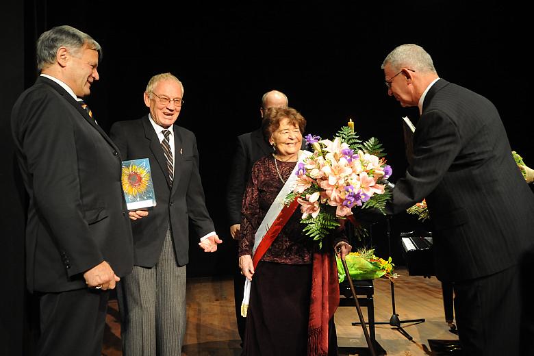 Profesor Danucie Michałowskiej wręczono "Wawrzyn Mowy Polskiej". W akcie wręczenia wzięli udział między innymi: profes