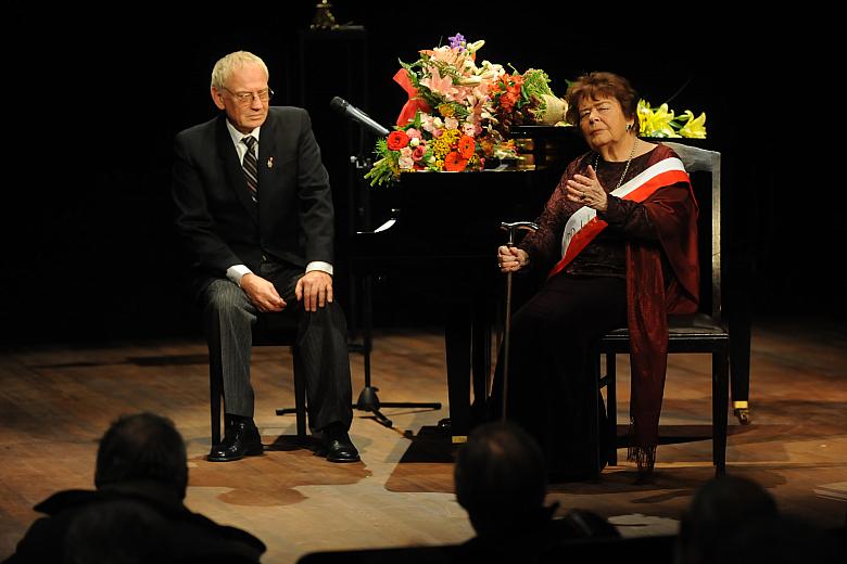 Następnie wielka artystka powiedziała - "Jestem bardzo wzruszona. Wyróżniając mnie tą nagrodą, dostrzeżono...