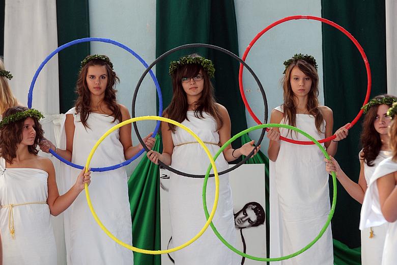 Uczniowie zaprezentowali program artystyczno - sportowy. Odwołano się do Hellady, w której narodził się ideał kalos kagatos.