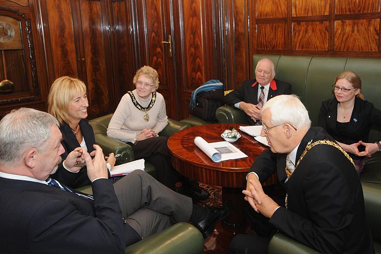 Kraków odwiedziła delegacja Edynburga. Na jej czele stał Lord Provost (szkocki odpowiednik prezydenta), Rt. Hon. (tytuł przyznaw