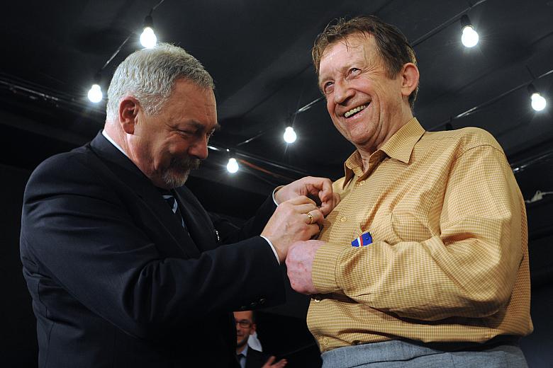 Prezydent Miasta Krakowa Jacek Majchrowski udekorował Jubilata Odznaką "Honoris gratia", przyznawaną za zasługi dla Kr