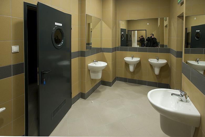 ...przestronne łazienki...