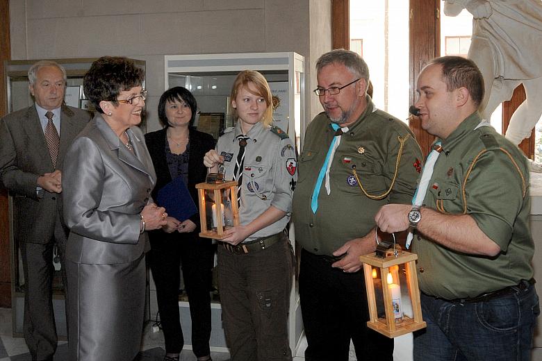 Harcerze podarowali krakowskim samorządowcom Betlejemskie Światełko Pokoju.