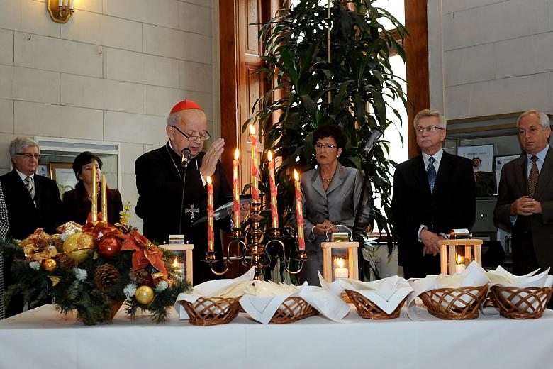 Opłatki poświęcił Jego Eminencja Ksiądz Kardynał Stanisław Dziwisz.