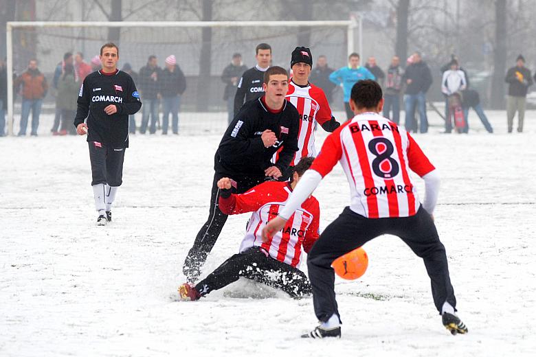 Mimo zaciętej walki, w pierwszej połowie nie padła żadna bramka.