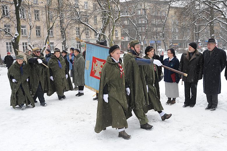 Harcerze i goście przemaszerowali na Skwer Więźniów Obozów Zagłady przy pl. Axentowicza...