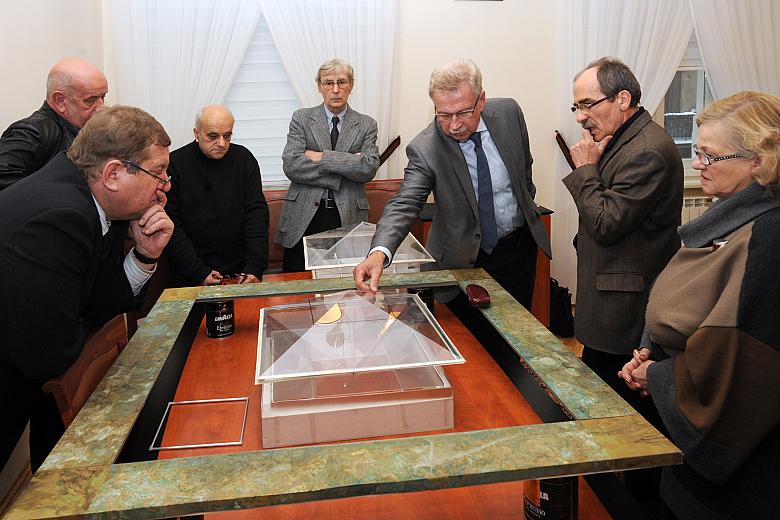 Wymiana spostrzeżeń, koncepcji, wizji ulokowania dzieła w przestrzeni Rynku.