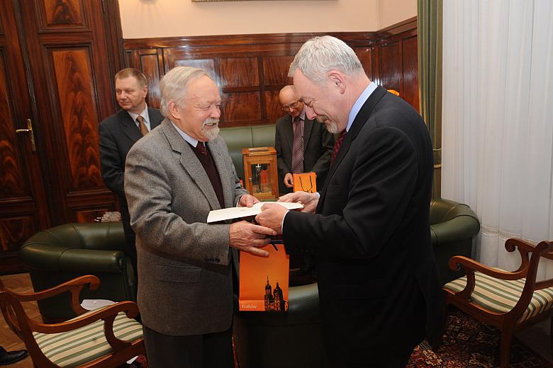 Prezydent Jacek Majchrowski uhonorował najbardziej zasłużonych pracowników Okręgowego Urzędu Miar w Krakowie.