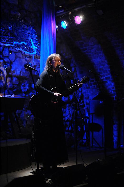 Łada Marija Gorpienko. Z gitarą.