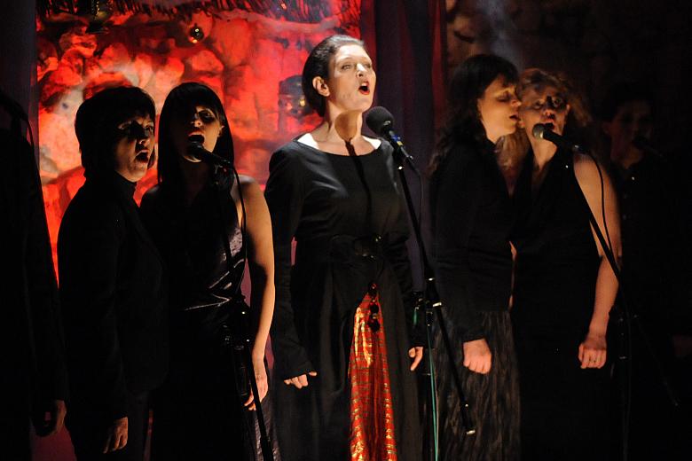 "Konie" - od lewej: Bożena Dworska, Joanna Wójtowicz, Beata Malczewska-Starowieyska, Łada Gorpienko, Agnieszka Rősneró