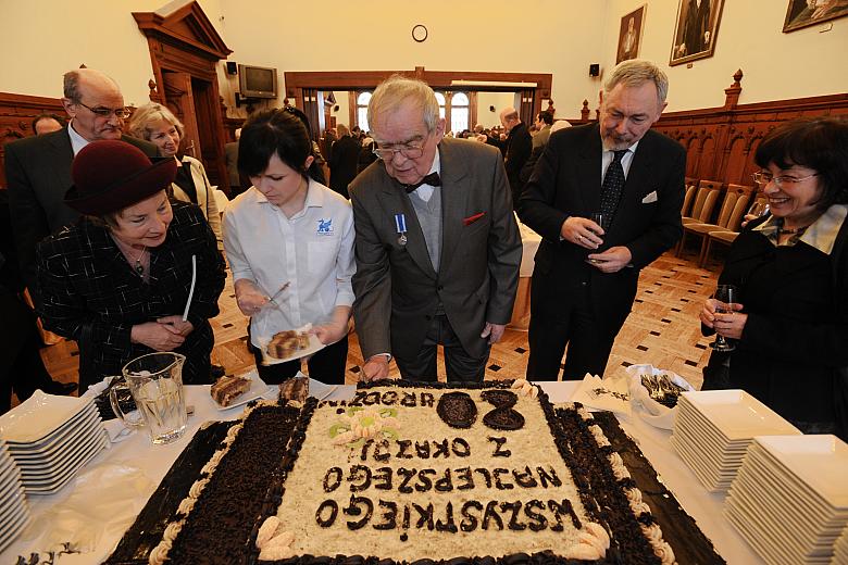 Jubilat z gracją kroił ogromny urodzinowy tort.