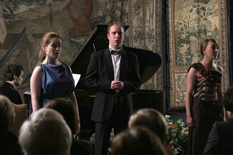 ...sopranistki: Izabela Matuła i Sylwia Olszyńska oraz czarujący słuchaczy swym barytonem Sebastian Szumski.