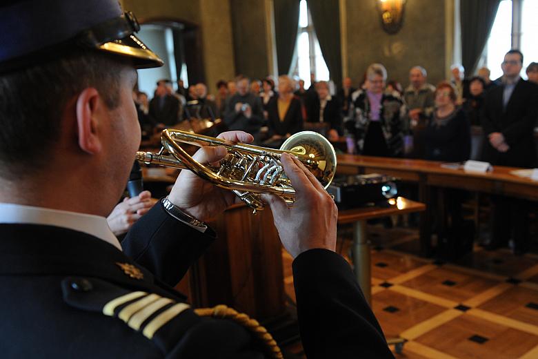 Przewodników miejskich goszczących w sali Obrad Rady Miasta Krakowa powitał hejnał.