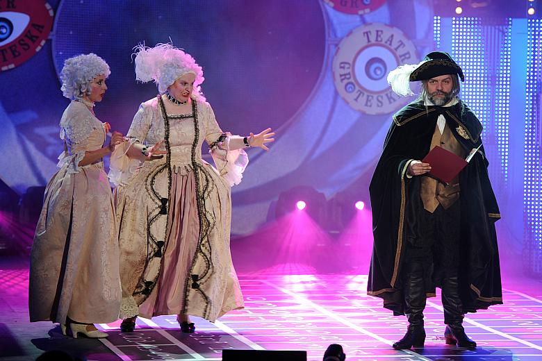 "Sondaże służą dobrze zgodnie z wytycznymi: Są modulacje tak że wiara w sondaż trwa" - parafrazował Jacka Kaczmarskieg