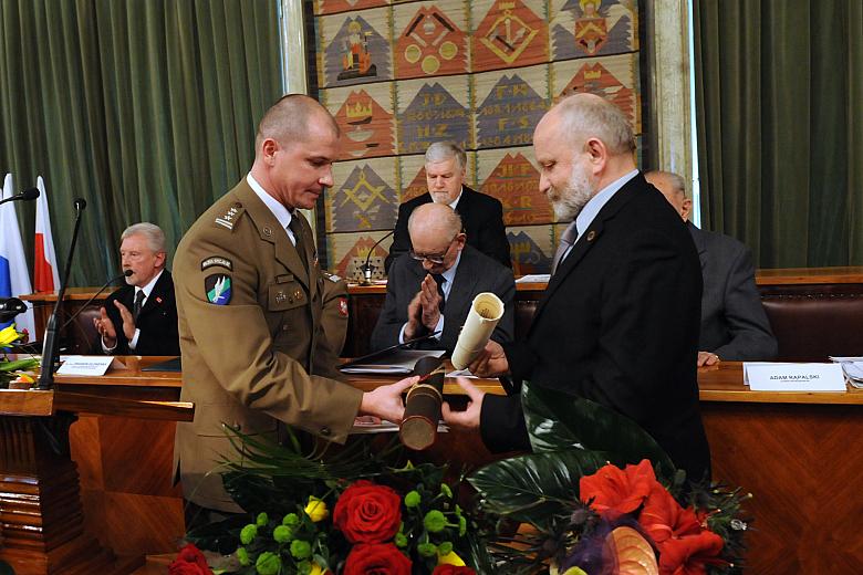 Przekazanie "Sztafety Pokoleń" na ręce Pana Adama Rąpalskiego, Dyrektora Muzeum Armii Krajowej w Krakowie przez pułkow