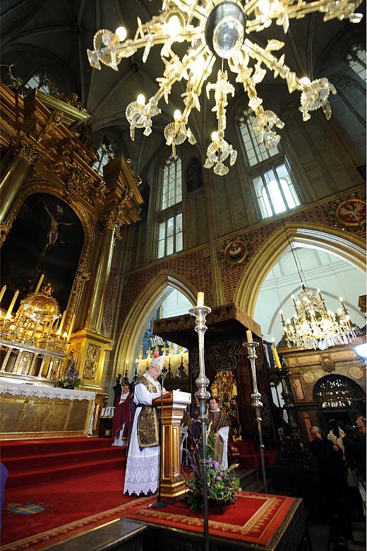 ...rozpoczęte mszą świętą odprawioną przez  Jego Eminencję Stanisława Kardynała Dziwisza, Metropolitę Krakowskiego.