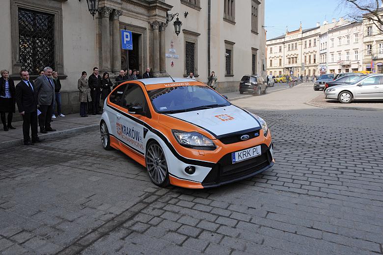 Michał Kościuszko, Rajdowy Wicemistrz Świata 2009 w klasyfikacji JWRC, jest pierwszym sportowcem, który weźmie udział w projekci