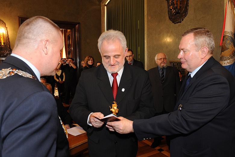 ...Przewodniczącemu Rady Miasta Józefowi Pilchowi.