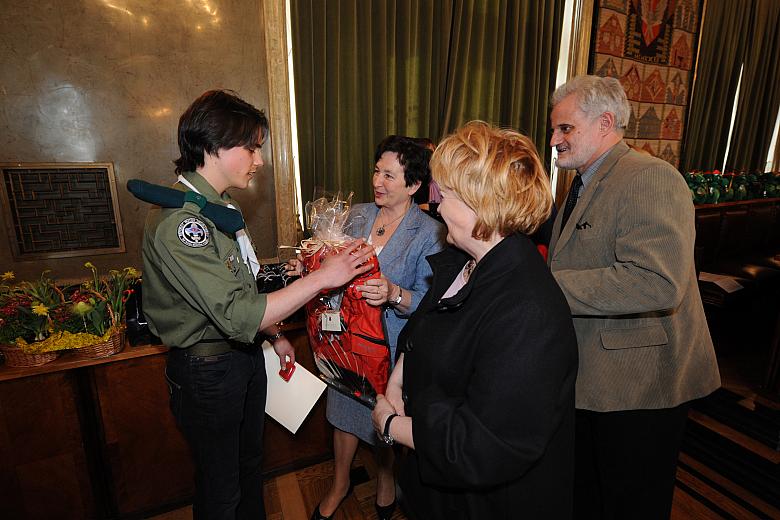 Tegorocznym laureatom konkursu "8 Wspaniałych" nagrody wręczyli: Przewodnicząca Jury Małgorzata Jantos,...