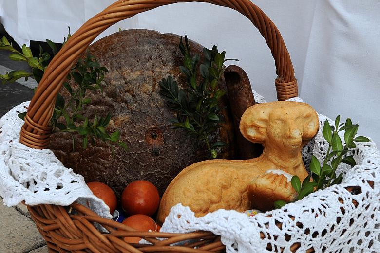 Na tym stole wszystko, czego nie powinno zabraknąć podczas Wielkiejnocy - najważniejszych chrześcijańskich świąt w roku.