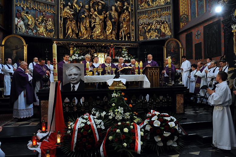 Przy ołtarzu w krakowskiej Bazylice Mariackiej stanęły zdjęcie Prezydenta Lecha Kaczyńskiego i flaga polska z kirem.