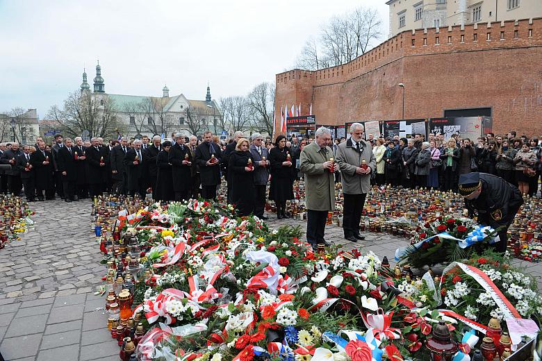 Znicze zapalili Prezydent Krakowa Jacek Majchrowski wraz z Józefem Pilchem, Przewodniczacym Rady Miasta,... 