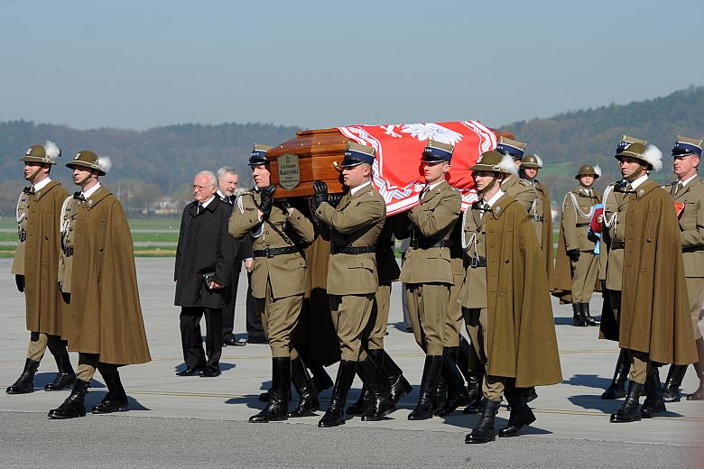 ...w asyście kompanii honorowej Wojska Polskiego...